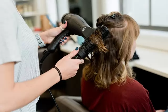 Quanto ganha um cabeleireiro: Do salão ao sucesso, entenda as possibilidades de ganhos!