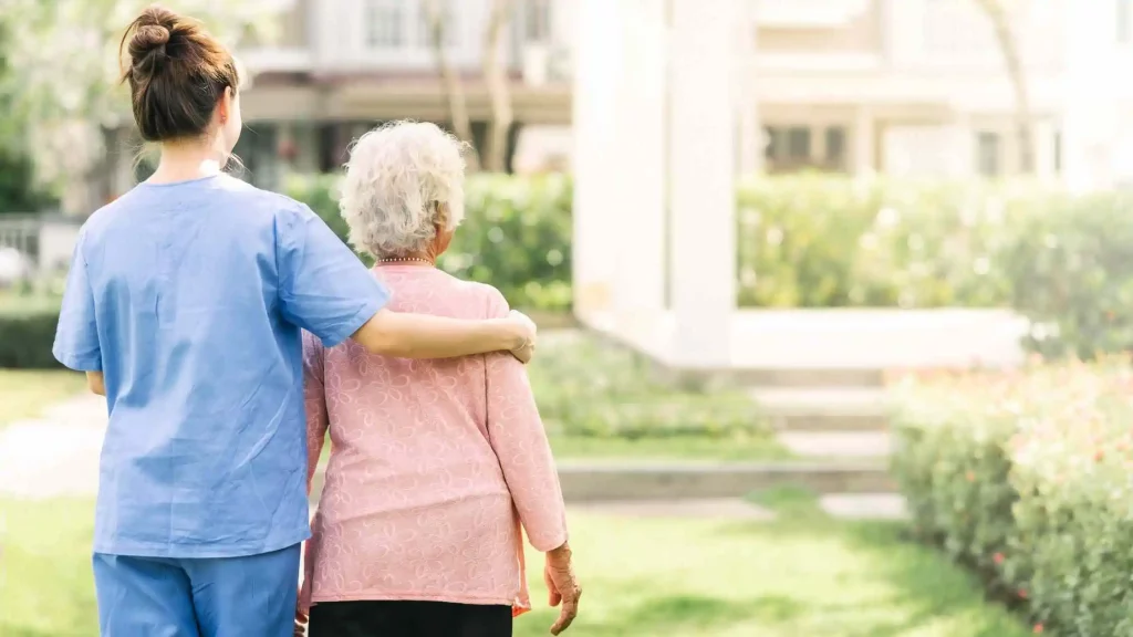 Quanto ganha um cuidador de idosos: conheça as possibilidades financeiras
