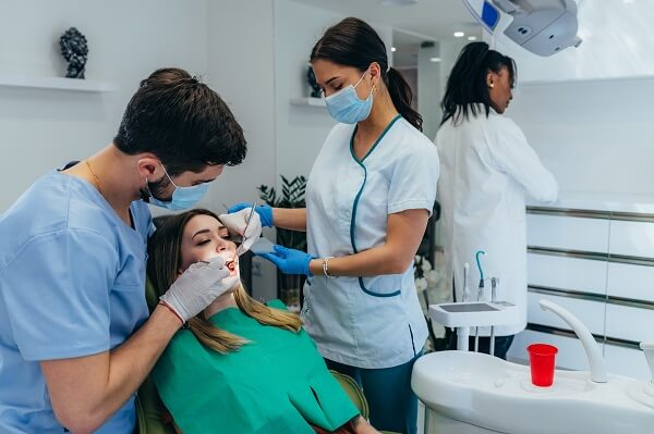 Quanto ganha um auxiliar de dentista? Salário médio de vagas abertas