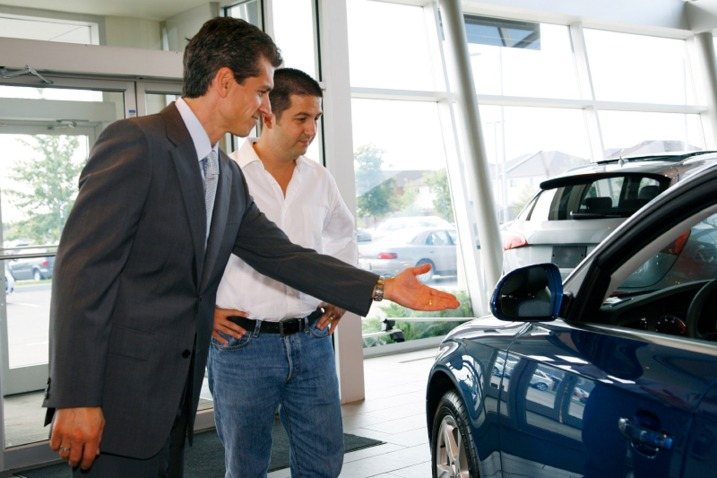 Quanto ganha um vendedor de carros? Salário médio e oportunidade de ganhos